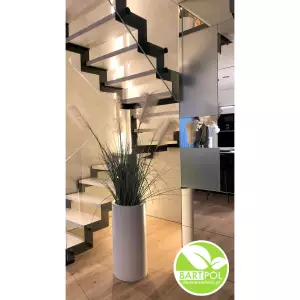 Biała okrągła donica 89 cm i sztuczne trawy w nowoczesnym domu